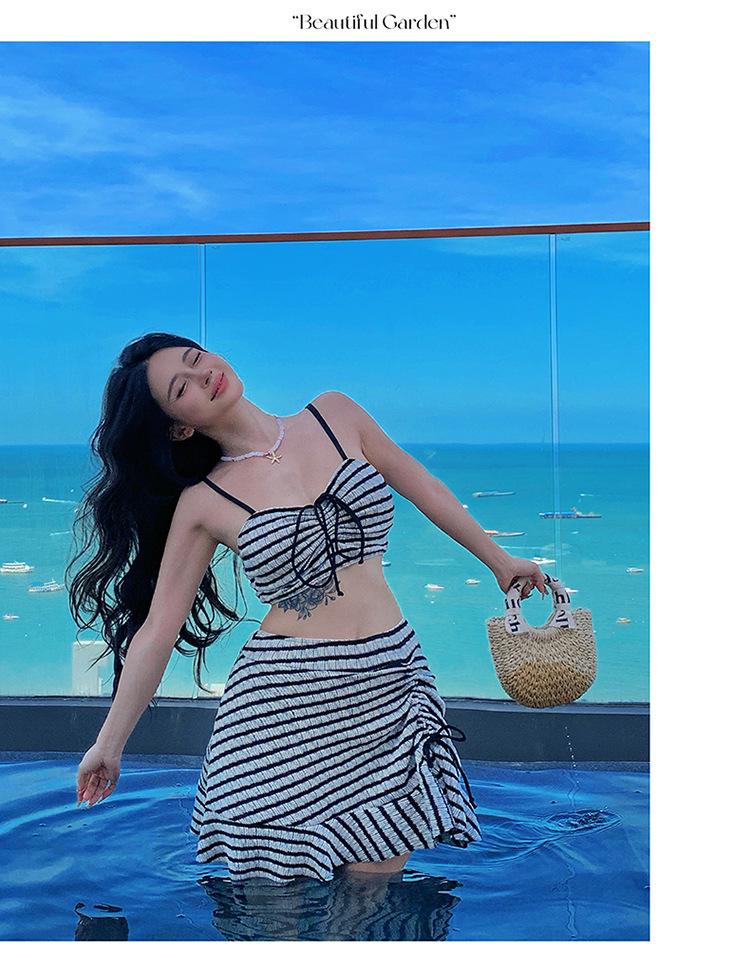 Damen gestreiftes Bikini-Set mit Schlitz - 3-teiliger Badeanzug für den Urlaub und heiße Quellen