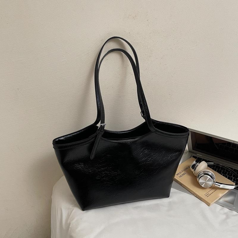 

Вместительная сумка-тоут, с непринужденной и мягкой текстурой, является высококлассной универсальной сумкой на плечо и подмышку чёрный