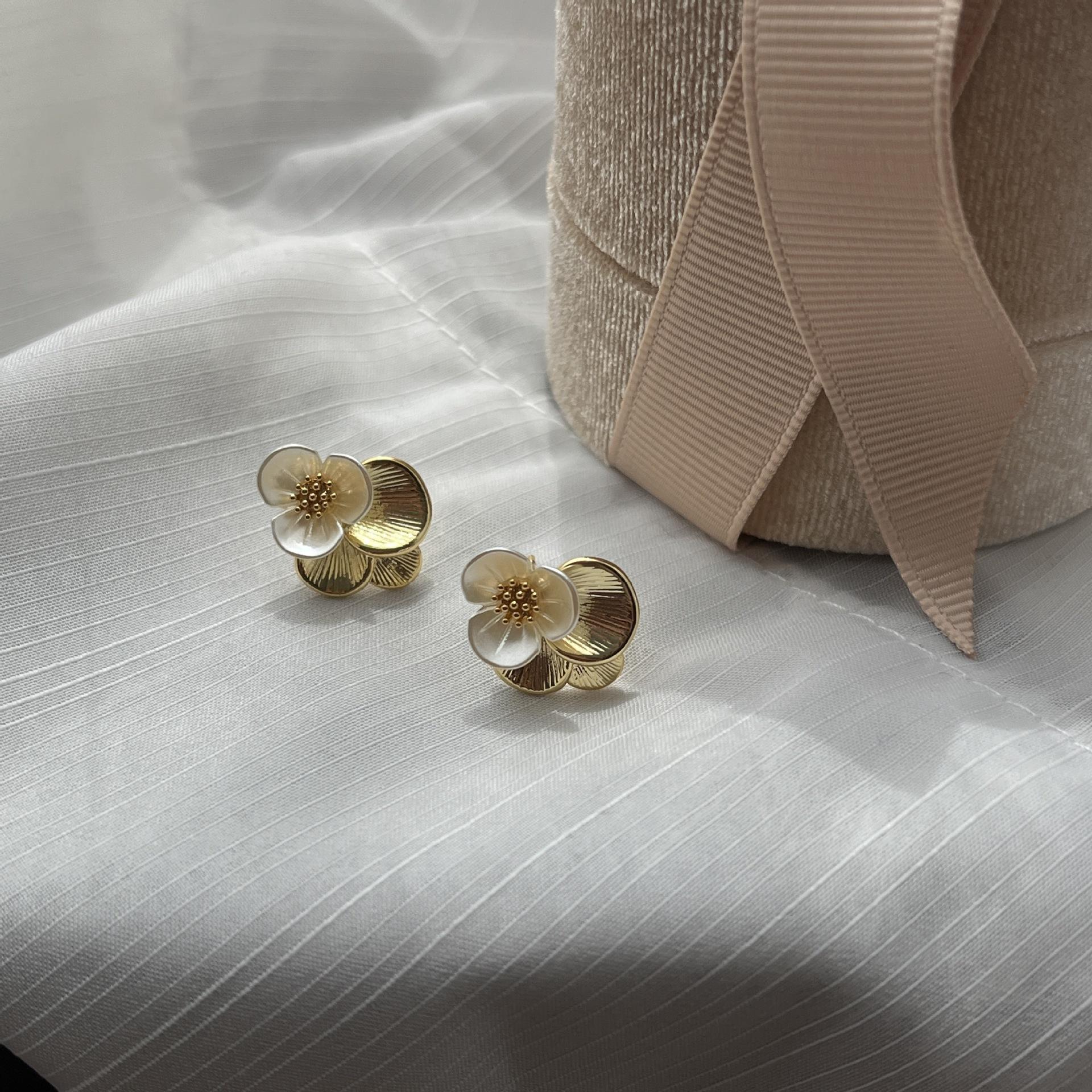 

Серьги-гвоздики с цветком Темперамент Серьги-гвоздики в стиле французского ретро Высококачественный дизайн Изысканные трехмерные серьги-гвоздики