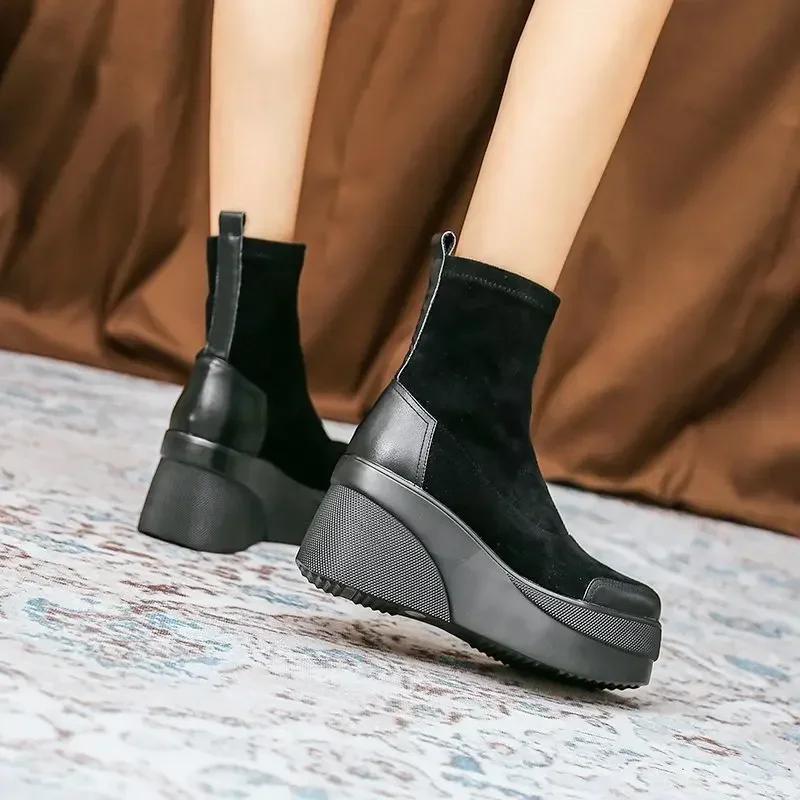 Autumn and Winter New Short Boots for Women, Fashionable Classic Black Boots, Casual and Comfortable Thick Soled Snow Boots