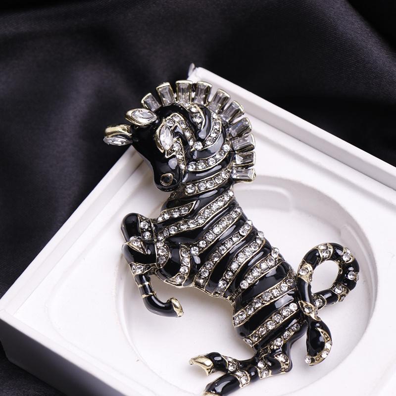 

Vintage Rhinestone-Embellished Zebra Brooch - Black & White Striped Animal Pin with Sparkling Accents, Unisex Retro Accessory for Men & Women, Elegant золотистый