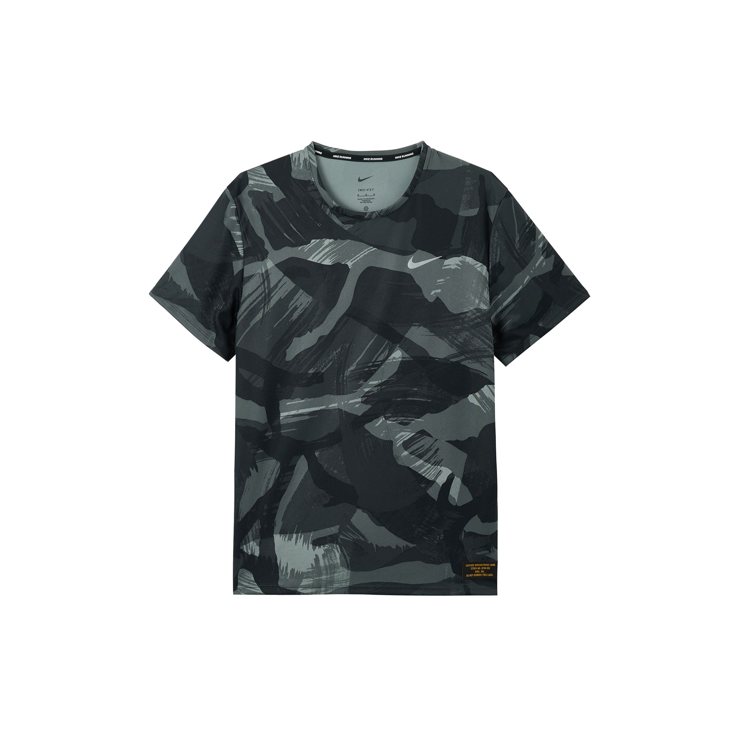 

Nike Dri-FIT Miler Slim Fit Camo Швидкосихаюча зручна футболка з круглим вирізом і короткими рукавами. Чоловічі топи, чорні FD4053-010 L