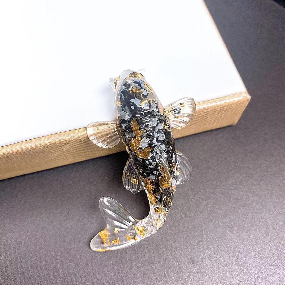 Kreatives künstliches Koi-Fisch-Ornament für Schreibtisch, Auto, Heimdekoration Hergestellt aus Natur für Kristall-Opfer Schöner Glanz und Stil