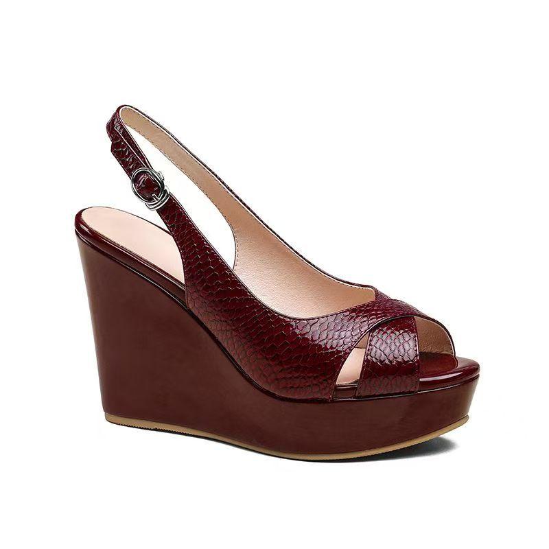 

Сандалии Fish mouth женские 2025 новые туфли из мягкой кожи с мягкой подошвой на полой танкетке туфли для мам среднего и пожилого возраста летняя женская обувь 42 бордовый