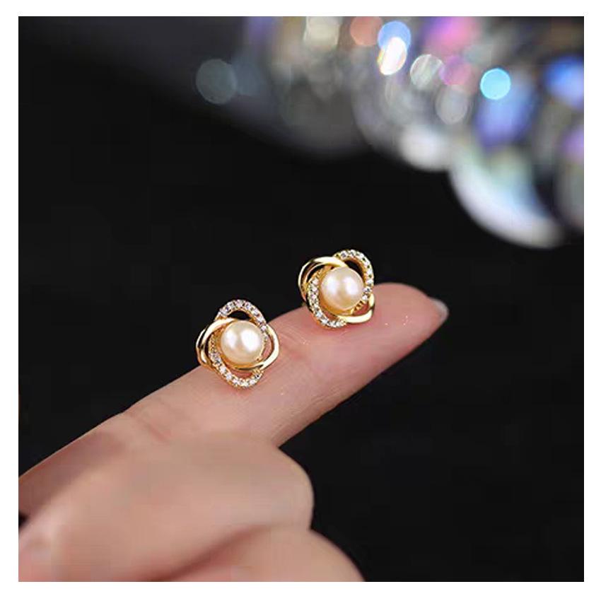 S925 Sterling Silver Pearl Stud Earrings for Women - French Style, High-End Luxury Retro Design, Versatile and Elegant.