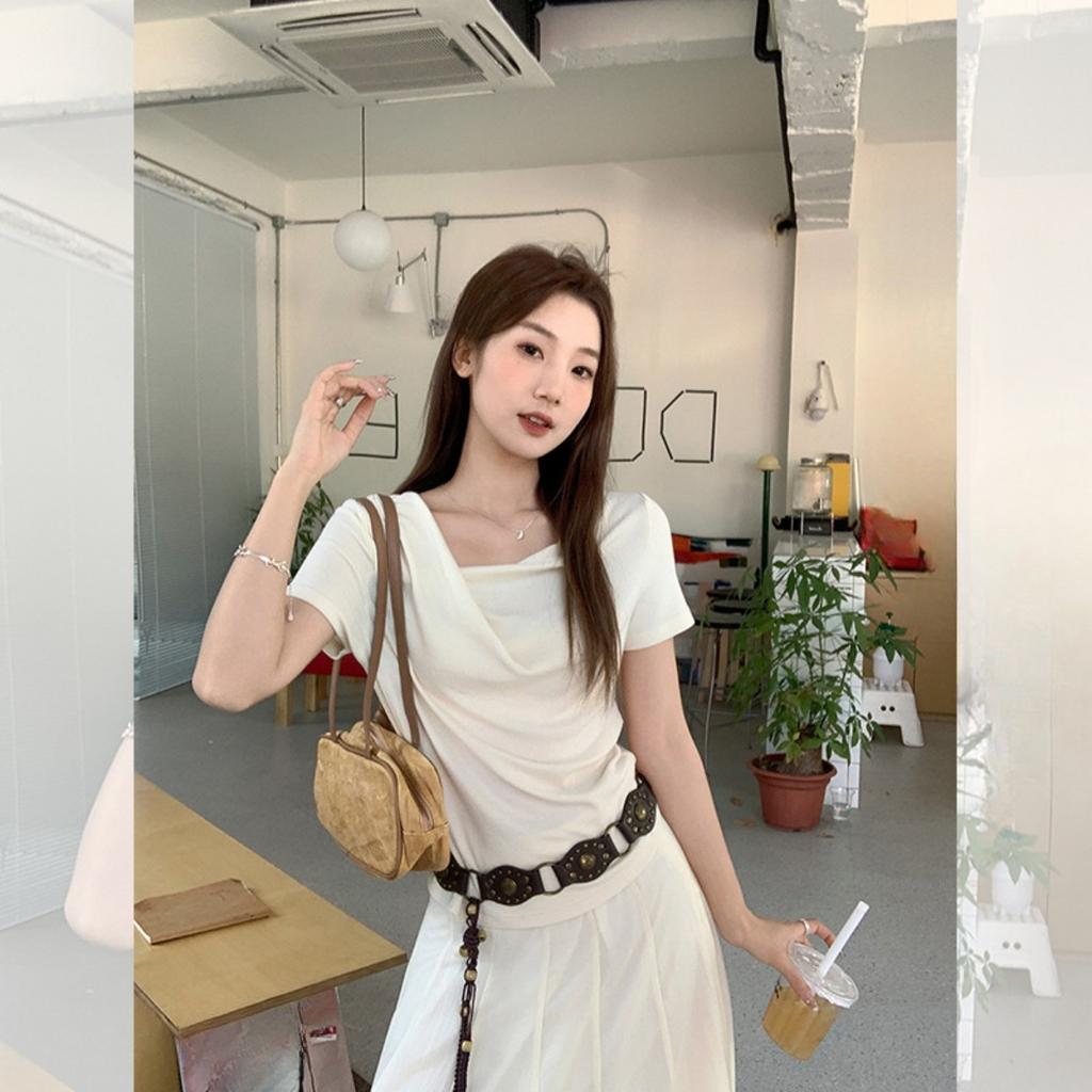 Jemné plisované asymetrické tričko s jedním ramenem a krátkým rukávem pro ženy, letní nový styl, top s výklenkovým designem