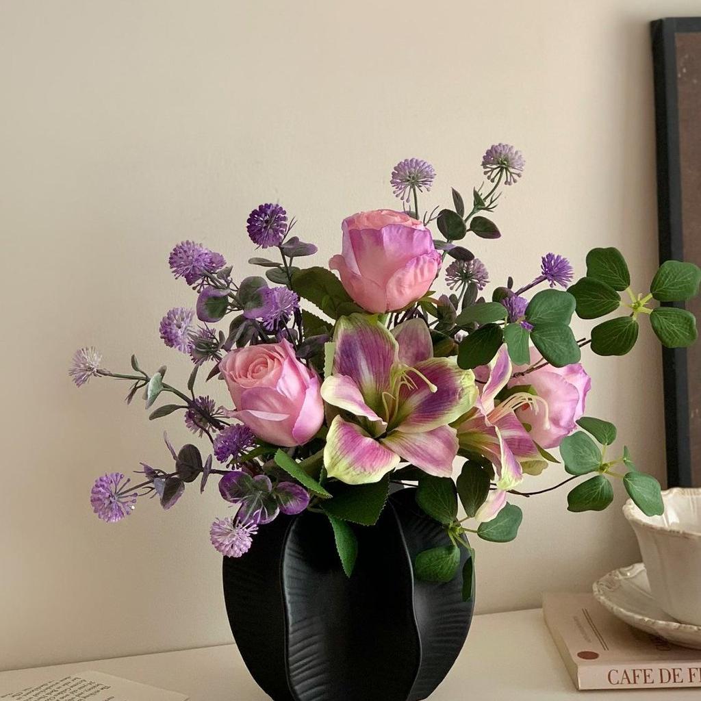 Bouquet di lusso di gigli e rose artificiali della serie Purple, ideale per un ingresso elegante.