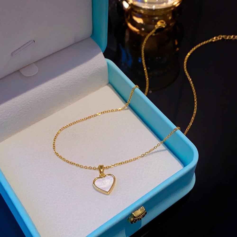 2026 Colar com Pingente de Coração de Acrílico Branco Minimalista - Corrente Elegante Banhada a Ouro para Clavícula Feminina Joias Diárias