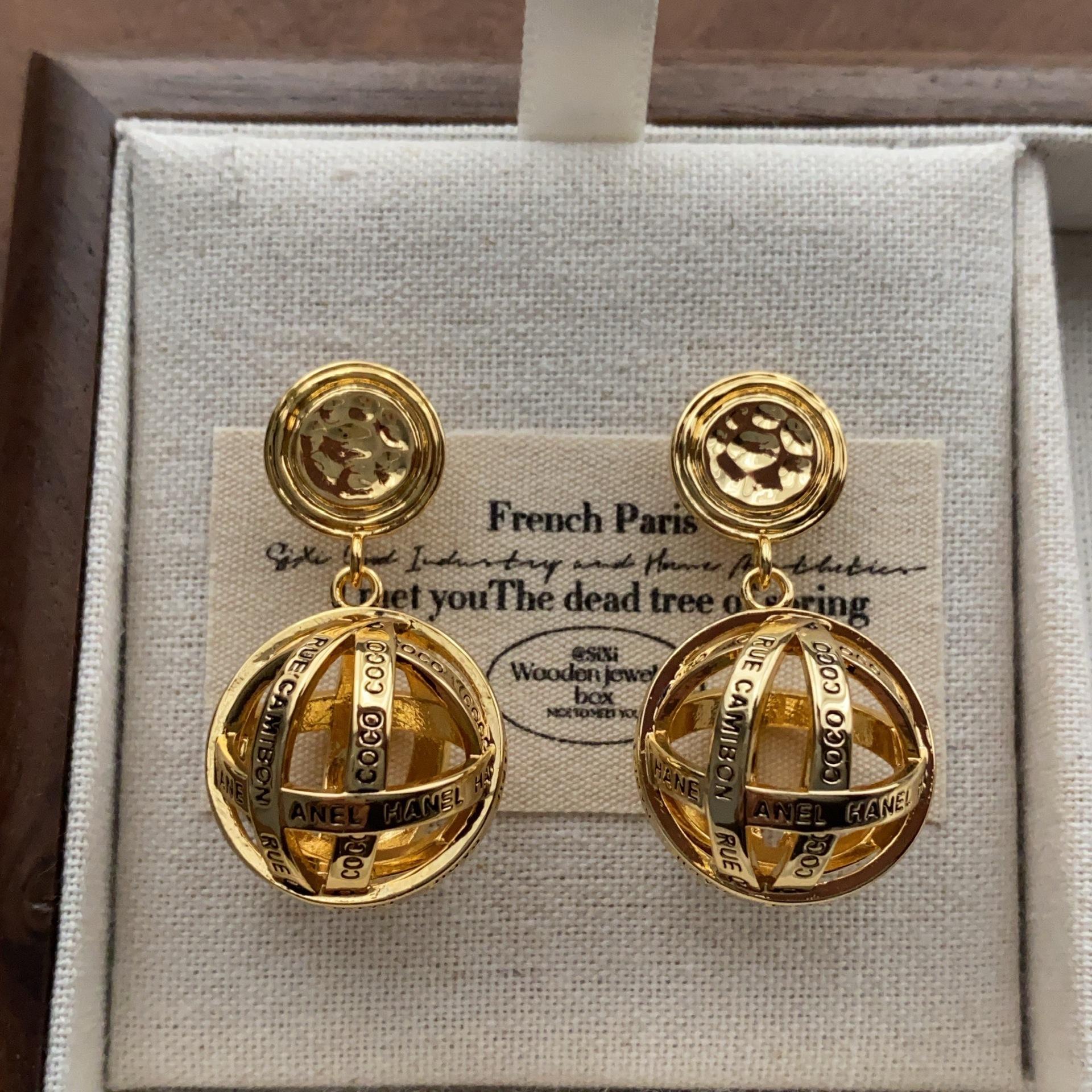 Классические полые сферические серьги Уникальные полированные премиальные серьги с буквами Винтажные роскошные серьги