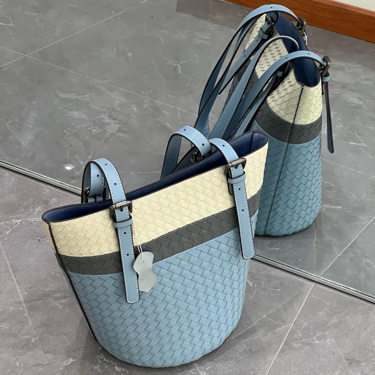 

2025 Новая женская сумка из натуральной кожи Плетеная сумка из овчины Сумка-ведро в стиле колор-блок Большая вместимость Модная сумка через плечо/под мышку 30*20*29cm