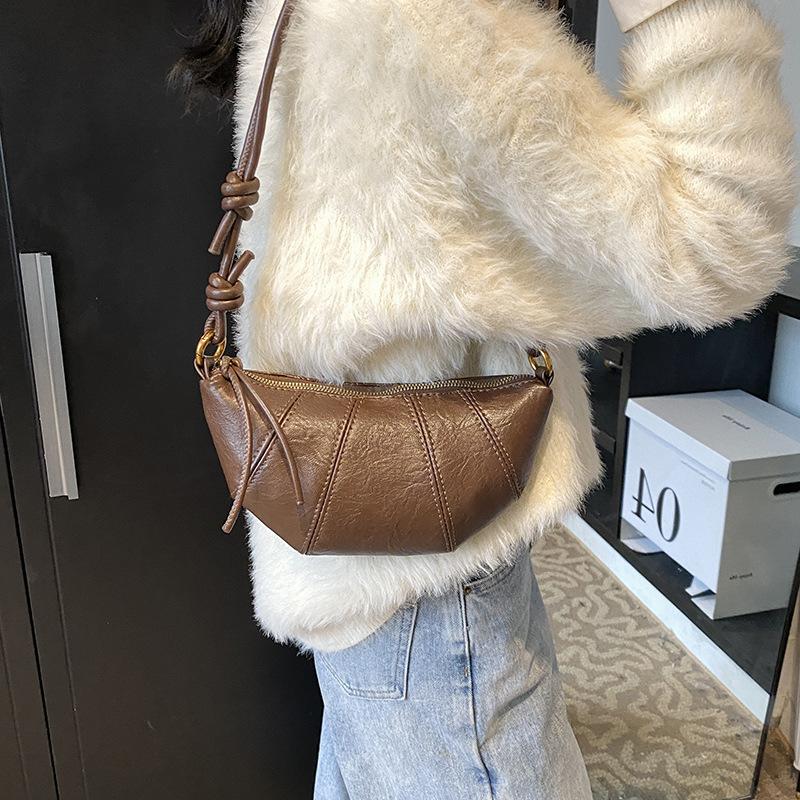 

In the winter of 2025, the new women s fashion shoulder bag is messy, and the dumpling bag is adjustable and simple in temperament. 24*5*13