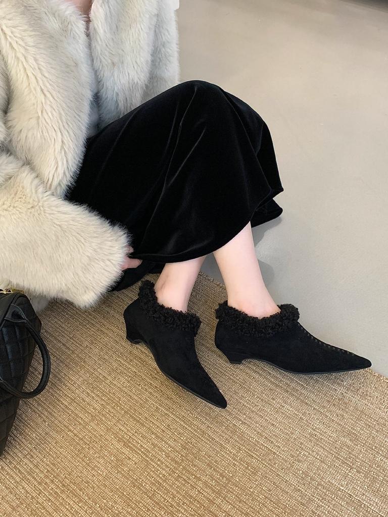 2025 neue Xiaoxiangfeng Retro Samt Warme Einzelne Schuhe für Damen Herbst und Winter Neue Modische Dünne Flauschige Schuhe für Damen