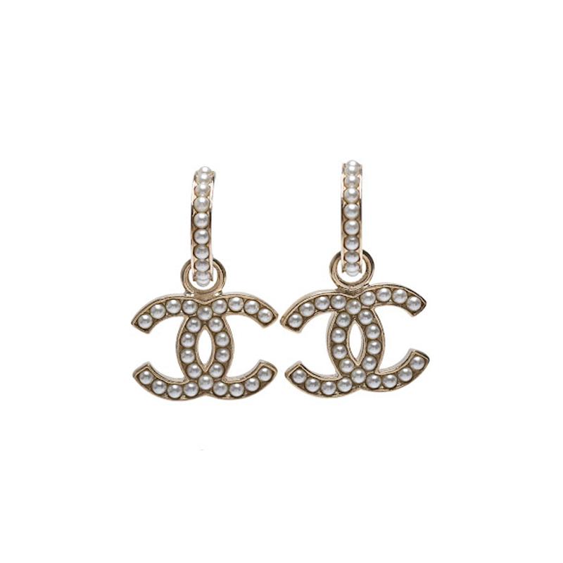 

CHANEL Pearl Classic Double C Pendant Pearl Earrings Gold золотий