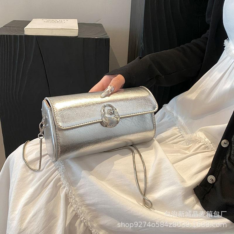 

Темпераментная универсальная сумка-багет через плечо, взрывная маленькая сумка, женская 2025, новая трендовая серебристая сумка через плечо, дропшиппинг серебряный