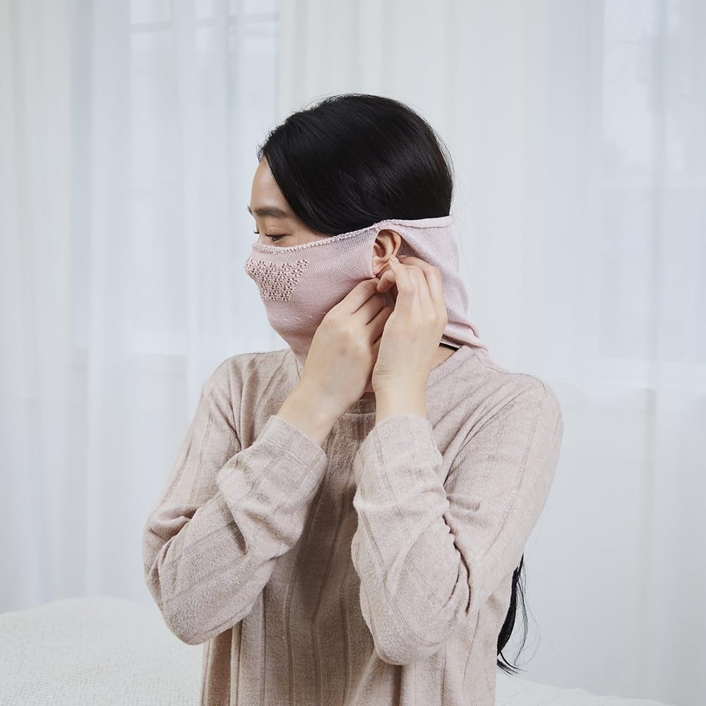 This face and neck warmer features a texture with silk on the skin designed by a sleep therapist for a comfortable a relaxed fit and made of cotton