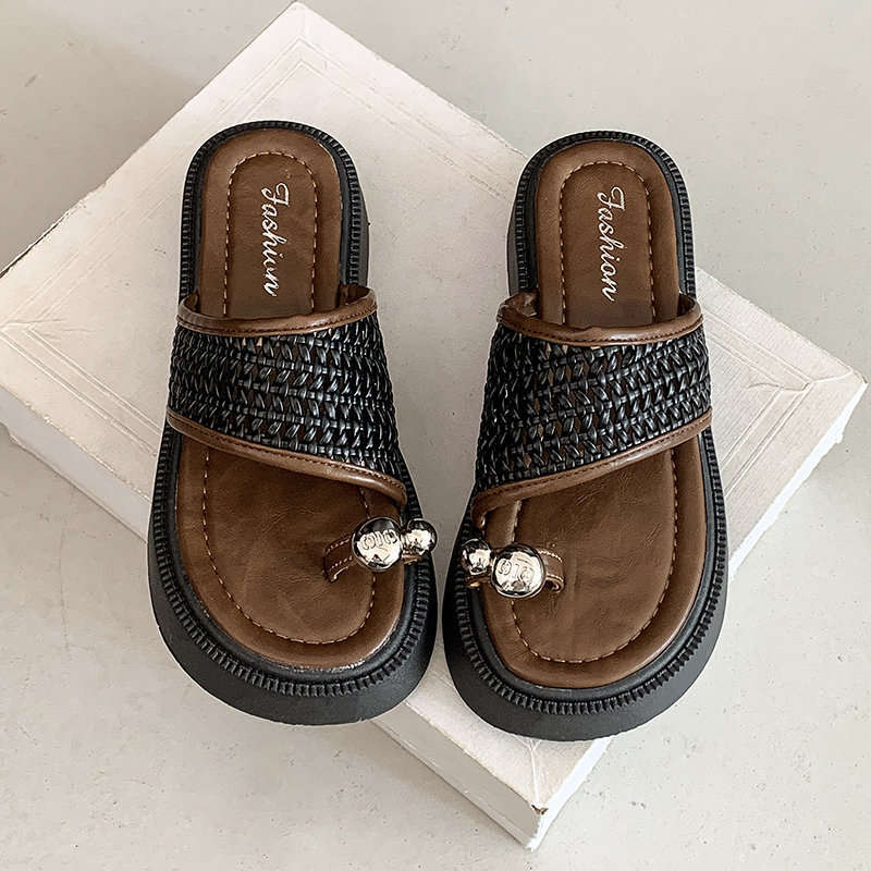 

Foreign-style fashionable thick-soled sandals with skirts Roman shoes women s 2025 new summer wear retro woven pinch slippers 35