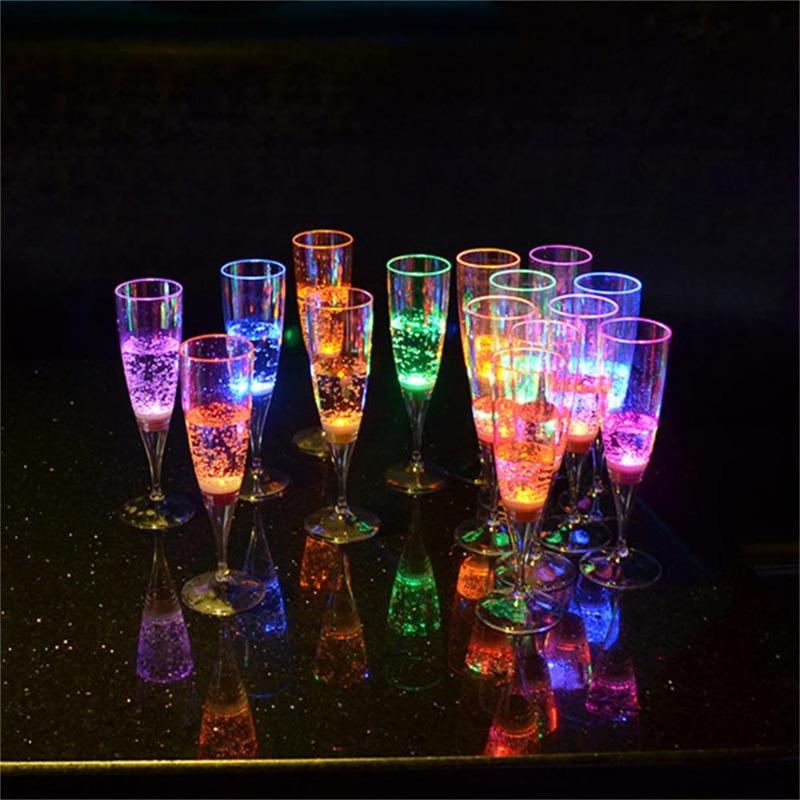 6 Stück LED-Becher Automatisch blinkende Becher Mehrfarbige Leuchtende Tassen Wein Bierkrüge Whisky Trinkbecher für Party Küche Weihnachtsdekoration
