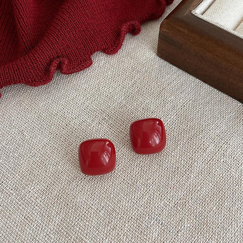 Beanie Pearl Stud Earrings in Vintage Red, Suitable for Ear Piercing, Ear Barb Without Removal Jewelry.