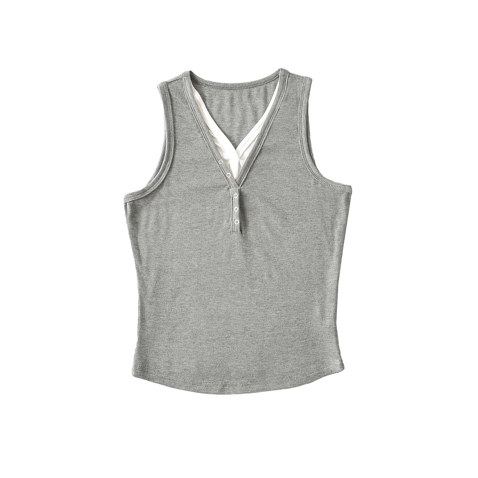 

Весенне-летний трикотажный жилет в стиле old money с цветовыми блоками - глубокий V-образный вырез, облегающий крой, топ без рукавов Small серый