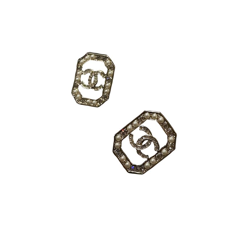 

CHANEL [23B New Product] Square Hollow Pearl Rhinestone Earrings Women’s Gold золотий