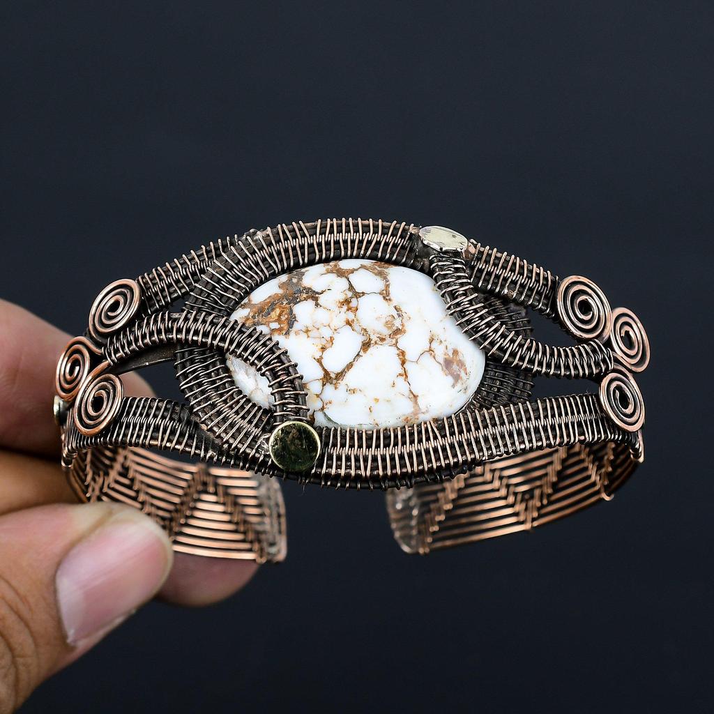 Ädelsten av turkos från vild häst, handgjort armband/armring i ren koppartrådsvirad design