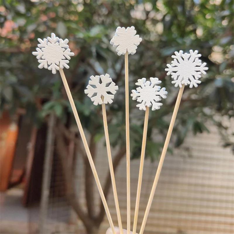 50Pcs Christmas Fruit Sticks Disposable Bamboo Sticks Christmas Tree Elk Santa Fruit Toothpicks for Cake Dessert Salad Decor