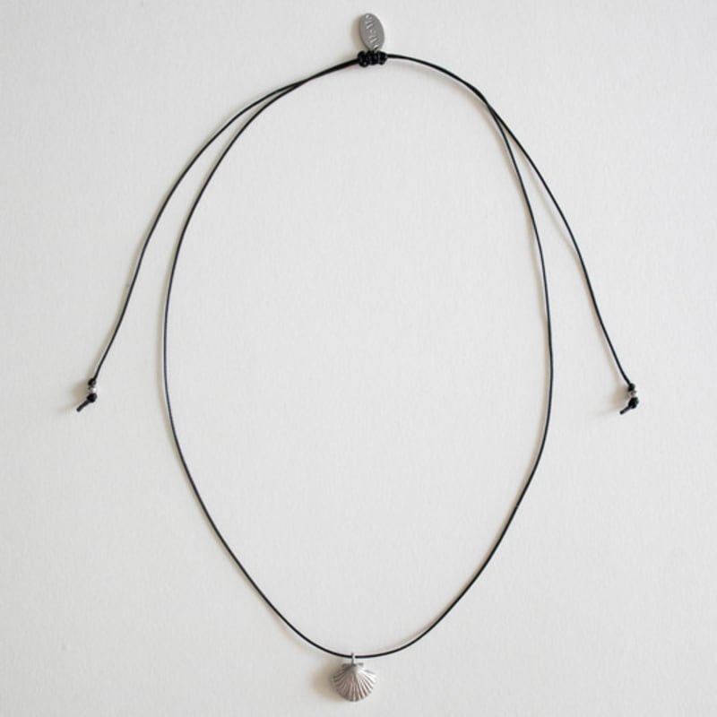 MERRYMOTIVE Clam with Black String Necklace
