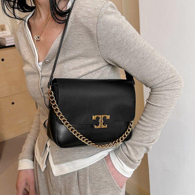 Korean Style Trendy Women's Single Shoulder Chain Crossbody Bag - Simple, Fashionable, Versatile, Solid Color Underarm Bag for Winter