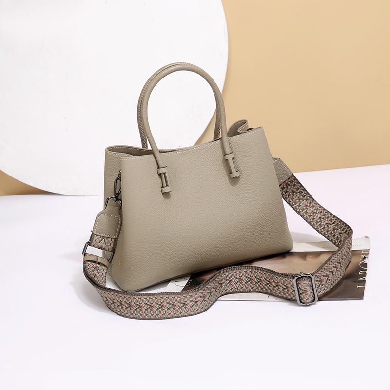 2025 Women's High-End Genuine Leather Shoulder, Handbag, and Crossbody Bag - Large Capacity, Luxurious Cowhide Commuter Design.
