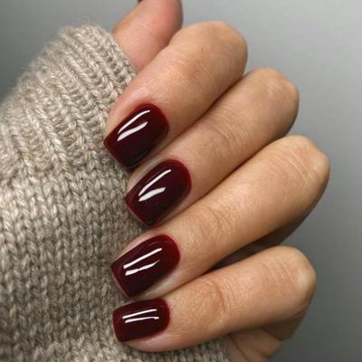 24 Stück Unifarbene Weinrot Design Falsche Nägel Kurze Quadratische Spitze Fake Nagelkunstspitzen Einfache Fertige Maniküre-Spitzen Press-On Nägel