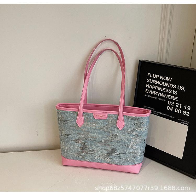 

Korean version of trendy fashion tote bag women s 2025 spring simple casual shoulder bag splicing texture large capacity armpit bag рожевий