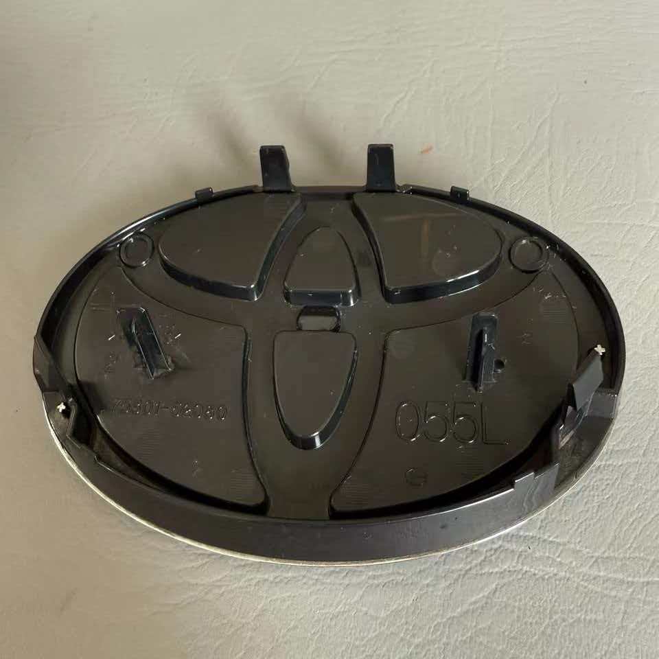 For Toyota NGX50TOYOTA YARIS OEM FRONT EMBLEMS 75301-52080 FITS YARIS SEDAN 2007-2014