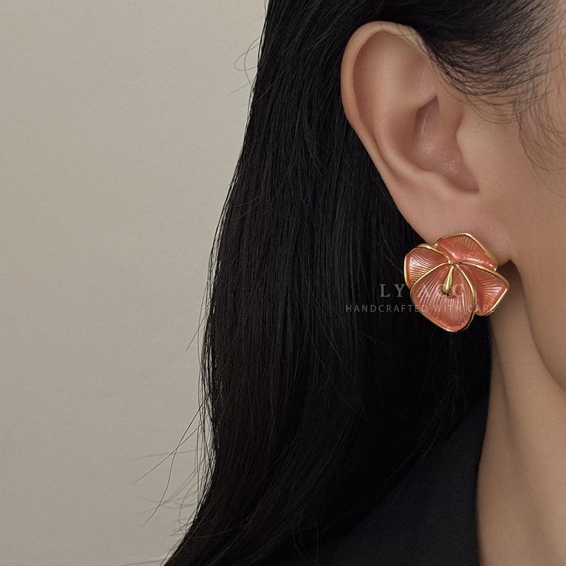 Natural cascading petals flower stud earrings temperament versatile niche design exquisite elegance unique fashion earrings