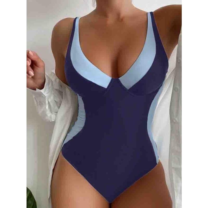 One-piece swimsuit solid color covering meat and showing thinness soaking in hot spring