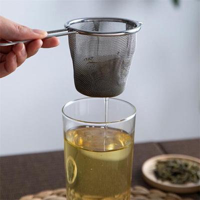 Tea infuser fogantyúval Finom hálós újrafelhasználható tealevél szűrő kávéliszt szűrő kézi szita teáskanna konyhai tartozékokhoz