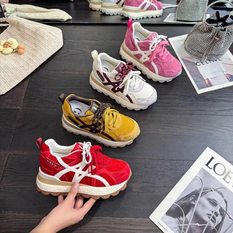 Spleißen kleiner modischer Damenschuhe zur Erhöhung der Höhe lässiger Herbst-Neuheiten, atmungsaktive Freizeitschuhe mit dicker Sohle zum Laufen