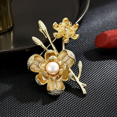 New Women's Light Luxury Plum Blossom Brooch Fashionable and Elegant Imitation Pearl Brooch Versatile and Niche Design