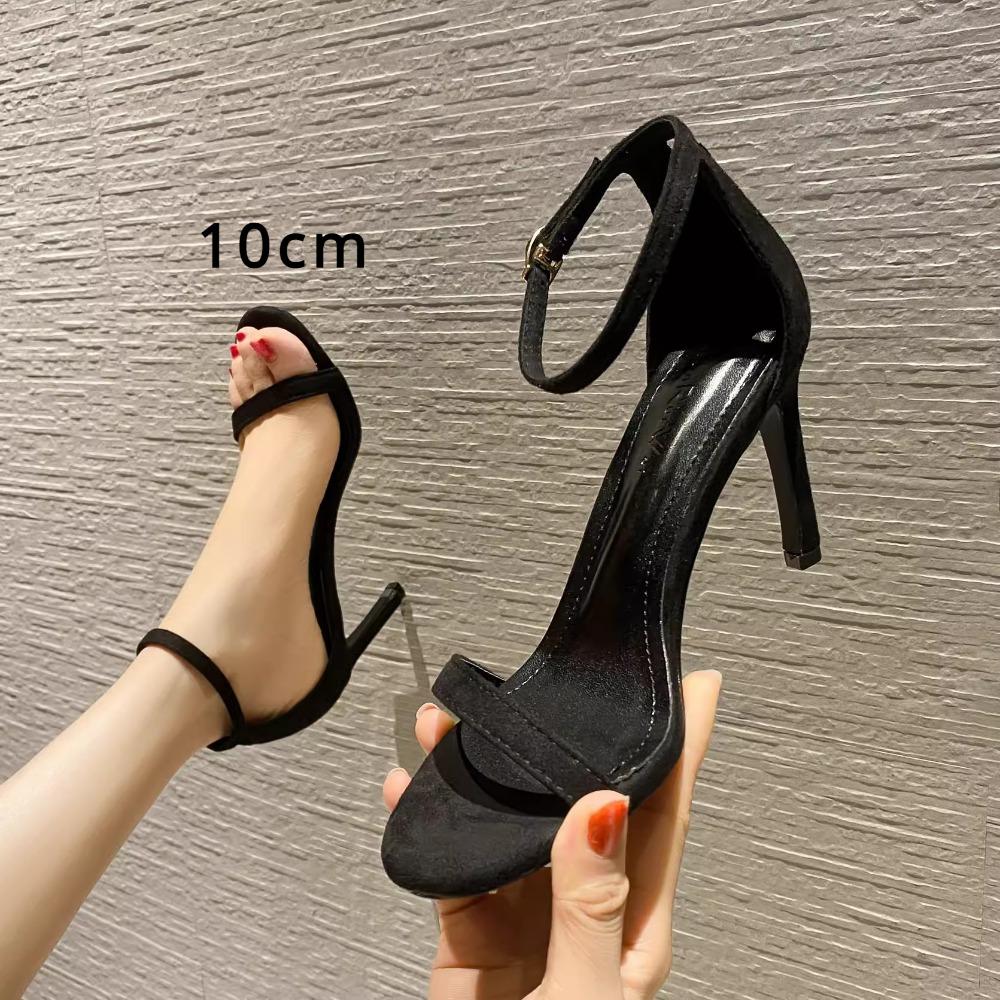 

Жіночі босоніжки зі срібним ремінцем у французькому стилі в літньому стилі. Чорні високі підбори на тонкому каблуці 39