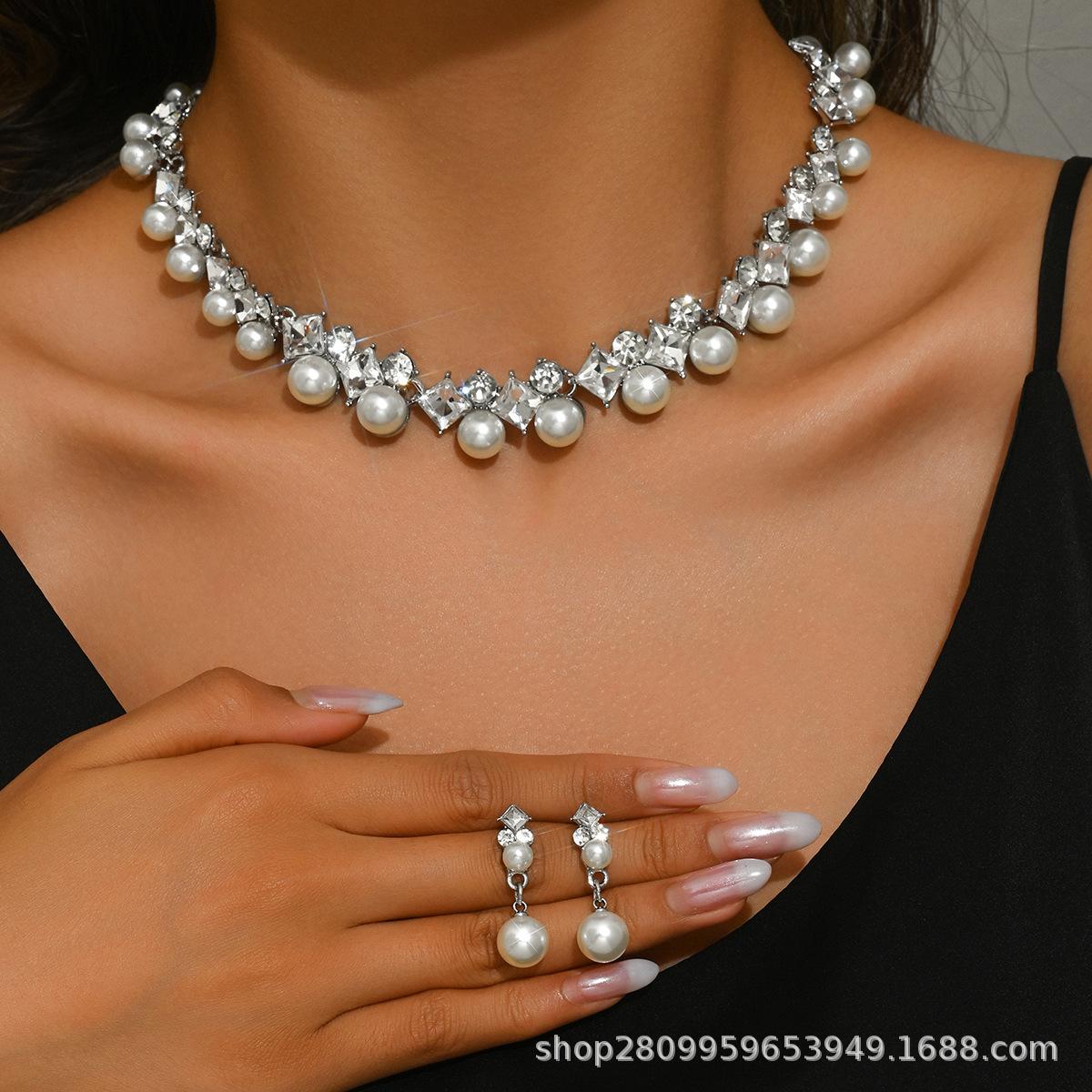 

Exaggerated Sparkling Diamond Pearl Necklace Earrings Baroque Alloy Ladies Jewelry Set Dinner Party with 2456 білий