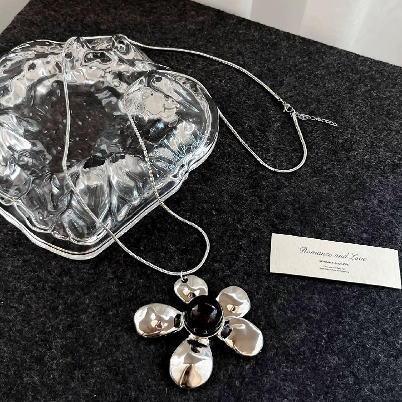 New Fashion Metal Pendant Necklaces Women Irregular Flower Clavicle Chains Luxury Unique Exquisite Banquet Party Jewelry Gifts