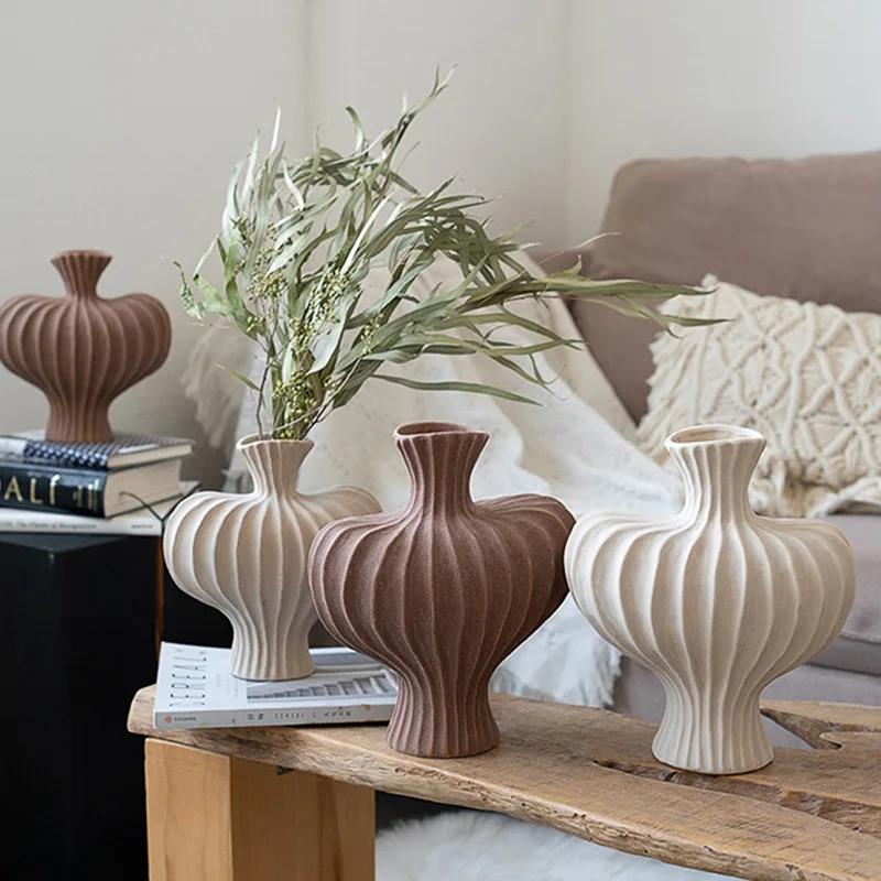 Creative Vase Living Room Desktop Ornament Sculpture Model Flower Arrangement Dried Flower Retro Decor Vase Home Decor