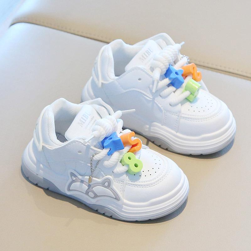 Kindersportschuhe 2025 Frühling und Herbst neue Jungen kleine weiße Schuhe Cartoon Mädchen Freizeitschuhe mit weicher Sohle Babyschuhe einzeln