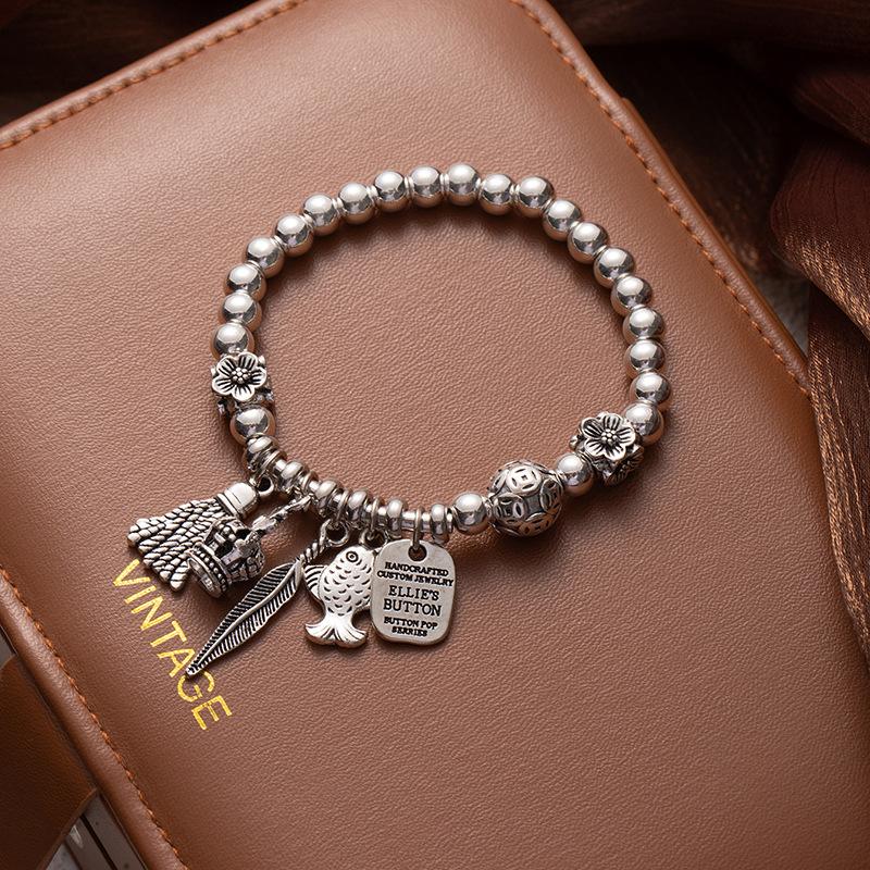 Náramek s dvoukruhovým střapcem z imitace stříbrných korálků s barevnou stálostí a skrytým stříbrným přívěskem Maneki Neko