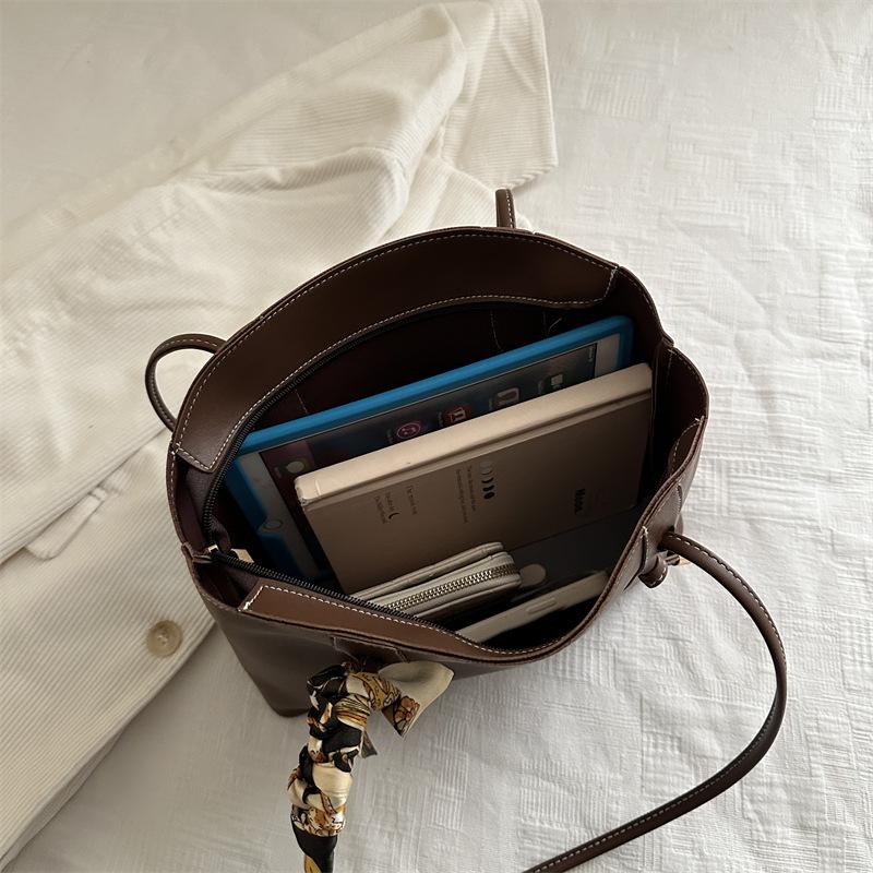 2025 autumn new retro large-capacity bag Korean version fashion shoulder tote bag commuter women's bag