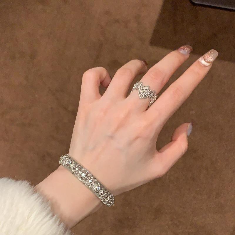 French Light Luxury Retro Buccellati Flower Lace Hollow Crown Ring Court Style Design Exquisite Ring