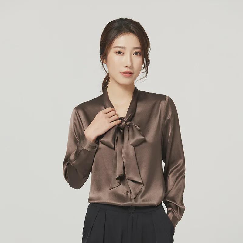 Damebluse i Mulberry-silkesateng for tidlig vår med sløyfe - Langermet