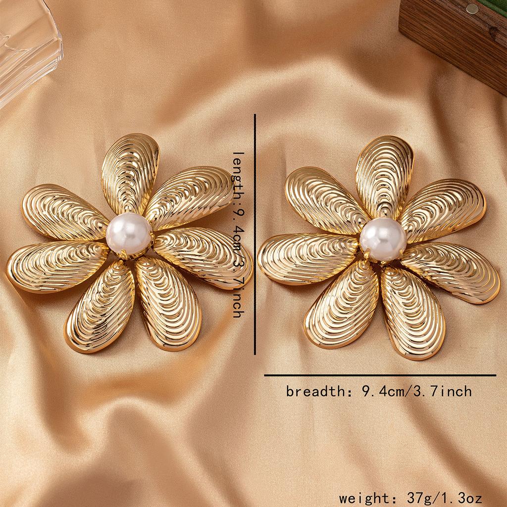 European and American gold seven-petal large floral earrings vintage, exaggerated, luxurious, elegant, minimalist, and fashionable earrings