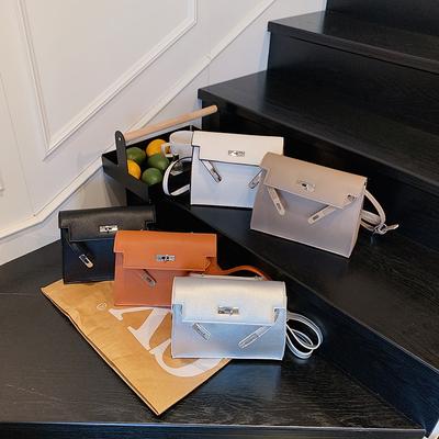 Nuova borsa a tracolla piccola quadrata portatile alla moda primavera ed estate semplice e fresca con texture a lucchetto a doppia spalla a spalla singola