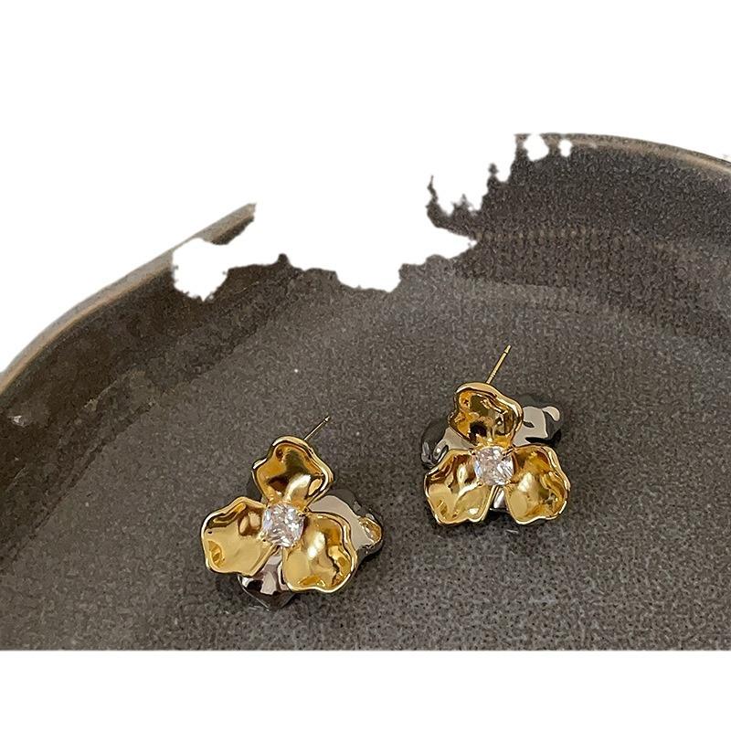 A Pair Of Gold And Silver Contrasting Flower Stud Earrings For Women, Metal Cold Wind Heavy Industry Exquisite Fashion Versatile Earrings