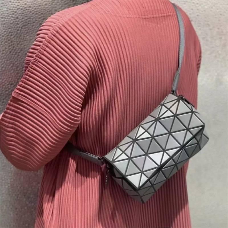 Women's Geometric Diamond Pattern Round Crossbody & Waist Bag